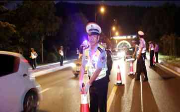 军旅精神传承，交警抱“哑弹”乘车行驶100公里