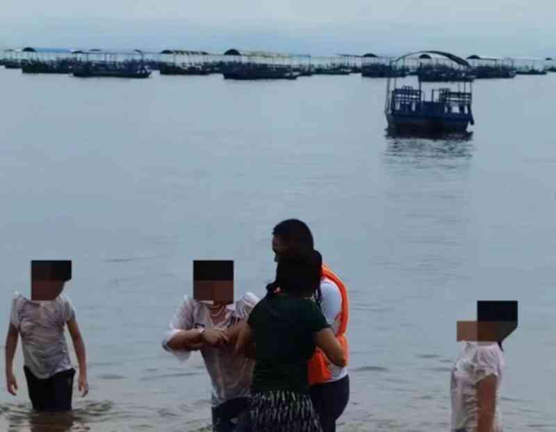  侠士黄忠凯倾心救人，荣获万众敬佩