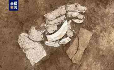  内蒙古赤峰彩陶坡遗址发现龙形蚌饰，揭秘古老红山文化