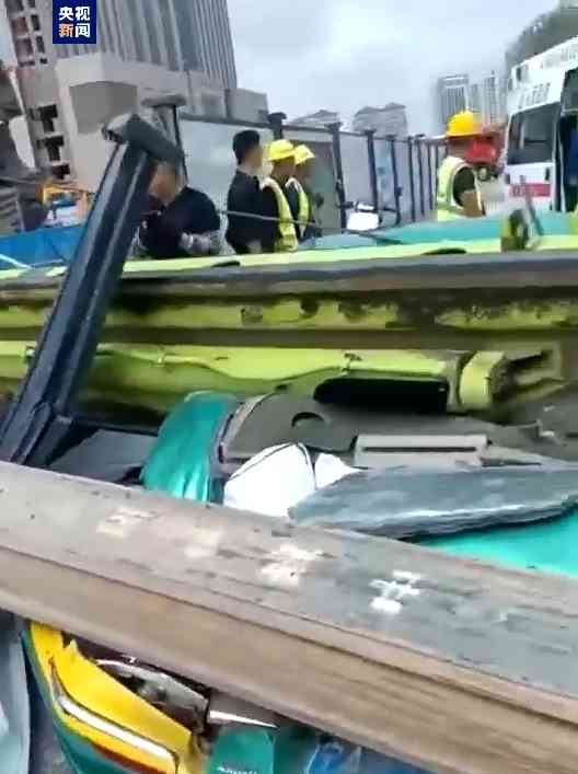  高空"摇摇欲坠"！一吊车倾倒，路过的出租车遭殃