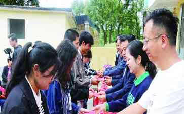  2023年“情牵学子助学圆梦” 捐资仪式隆重举行，尔尕昂村学子获得爱心捐助