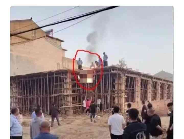 惊人一幕！村民火烧身坠楼，阻挠违建拆除成丧命之举