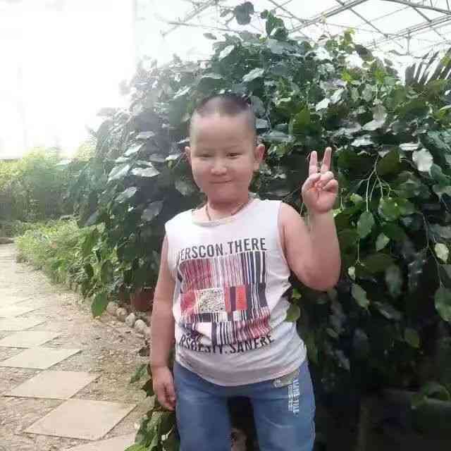  宝贝儿子不畏艰险，湖北失去双腿男孩残酷命运下坚持参加军训