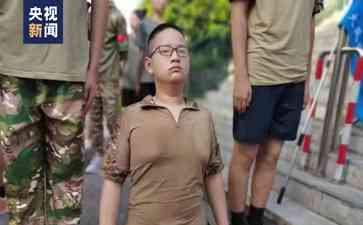  宝贝儿子不畏艰险，湖北失去双腿男孩残酷命运下坚持参加军训