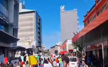  斐济民众高呼口号，抗议日本核污染水排海