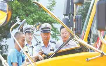  滁州交警开展校车安全检查 保障学生乘车安全