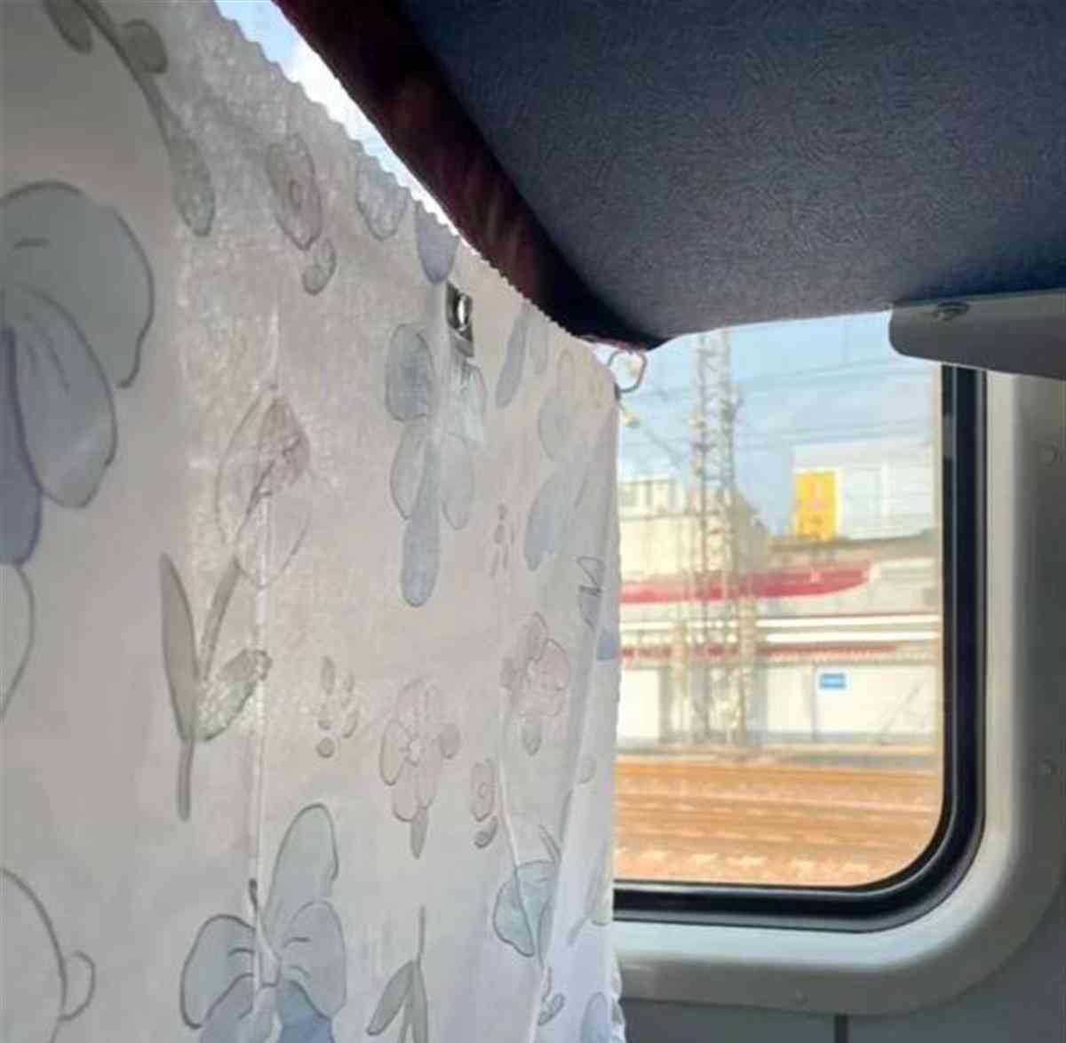 网友自带床帘潮流引发争议,改善旅行体验还是缺乏人情味?