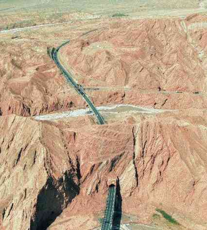  "跨越天山，中国最美公路引万人打卡拍照"