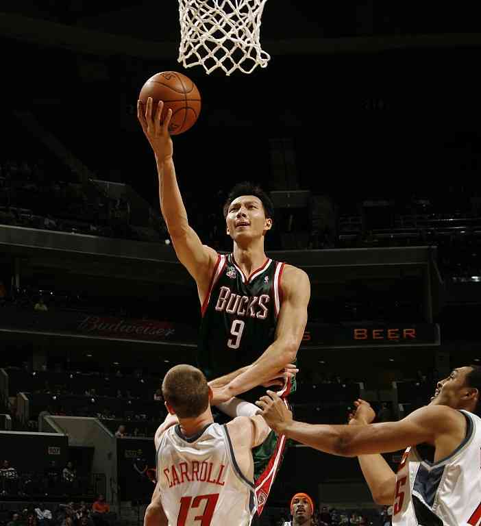 最新社会热议事件 易建联NBA生涯回顾