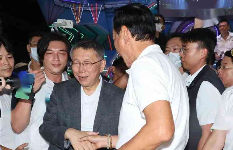 【官方总结】
郭台铭正式宣布参加2024年台湾地区领导人选举，并与民众党主席柯文哲参加了同场活动。柯文哲在郭台铭致词完才