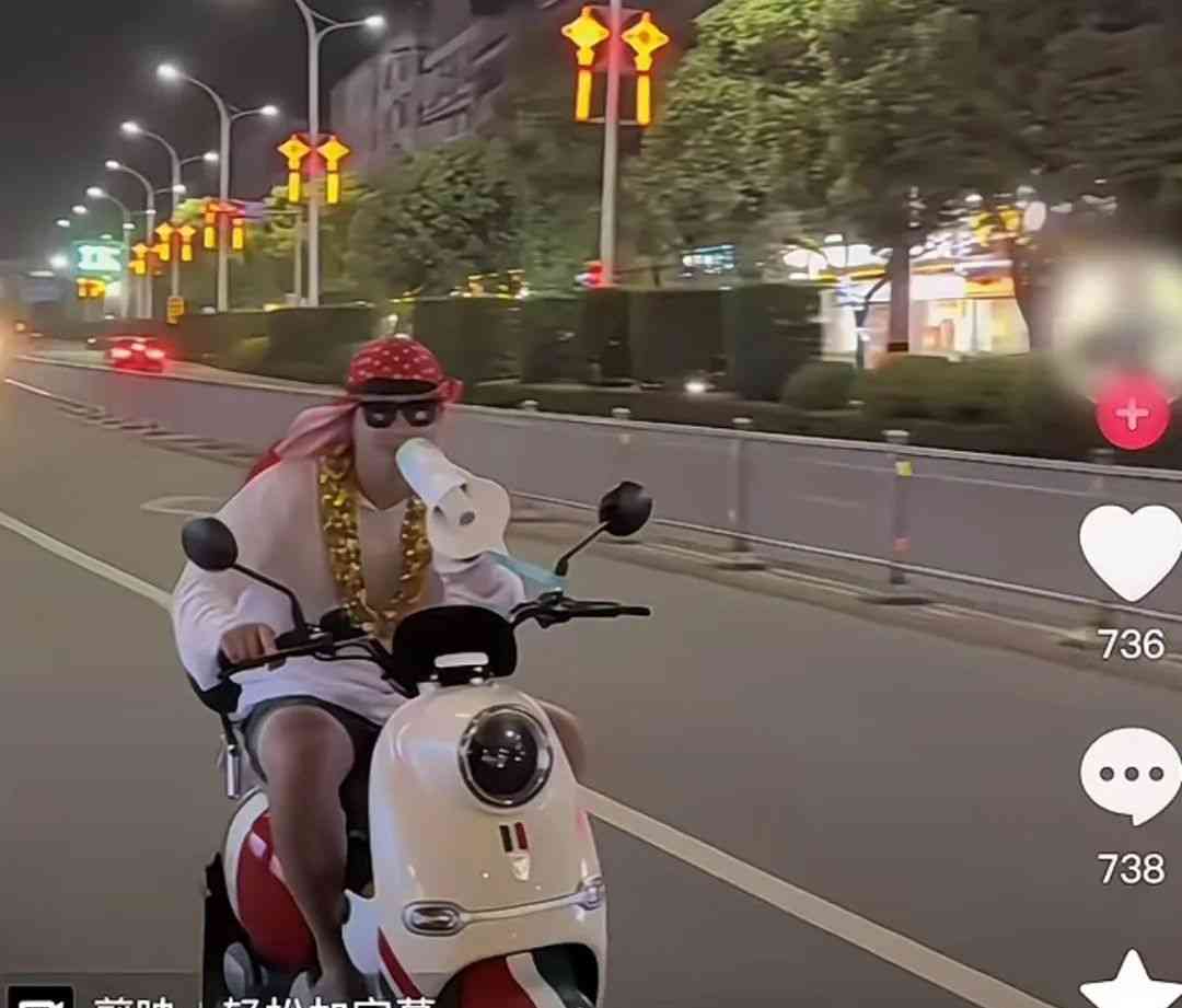  嚣张至极！中东迪拜王子骑电动车不戴头盔逆行