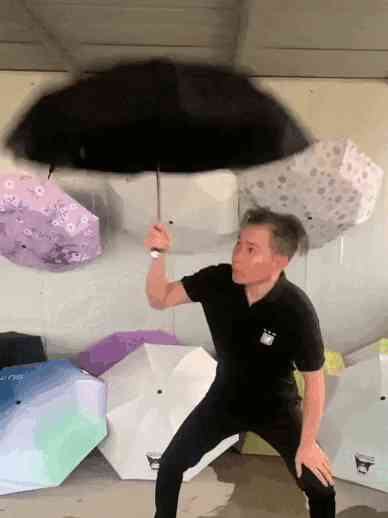 最热焦点新闻。老板卖伞一言不发却销量过万