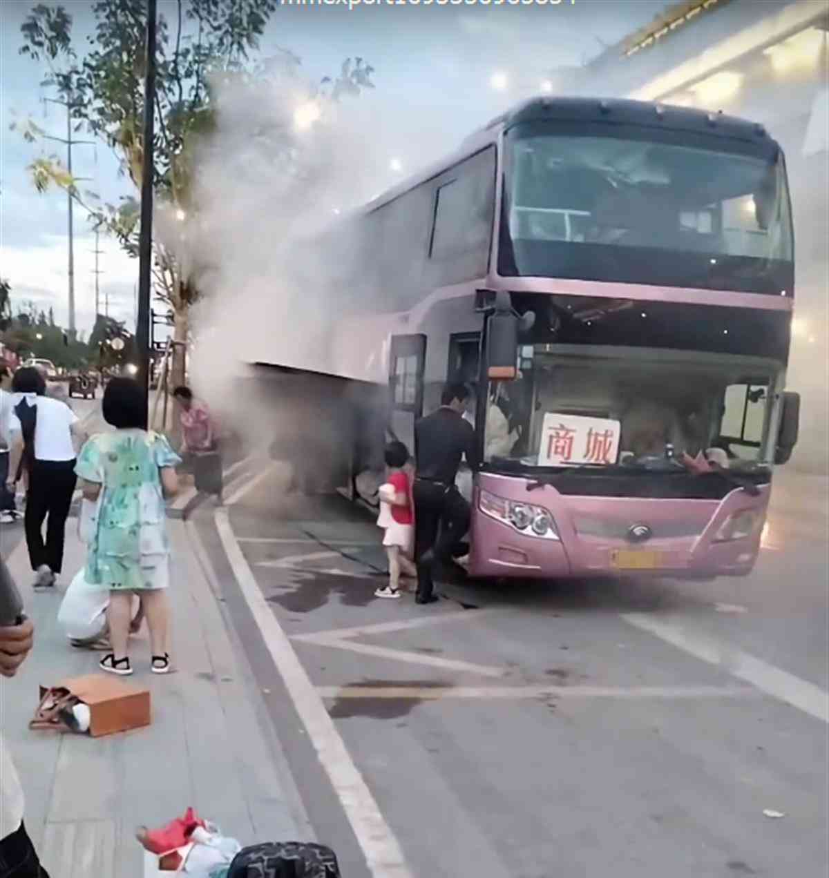  长途客车突发冒烟 乘客紧急疏散