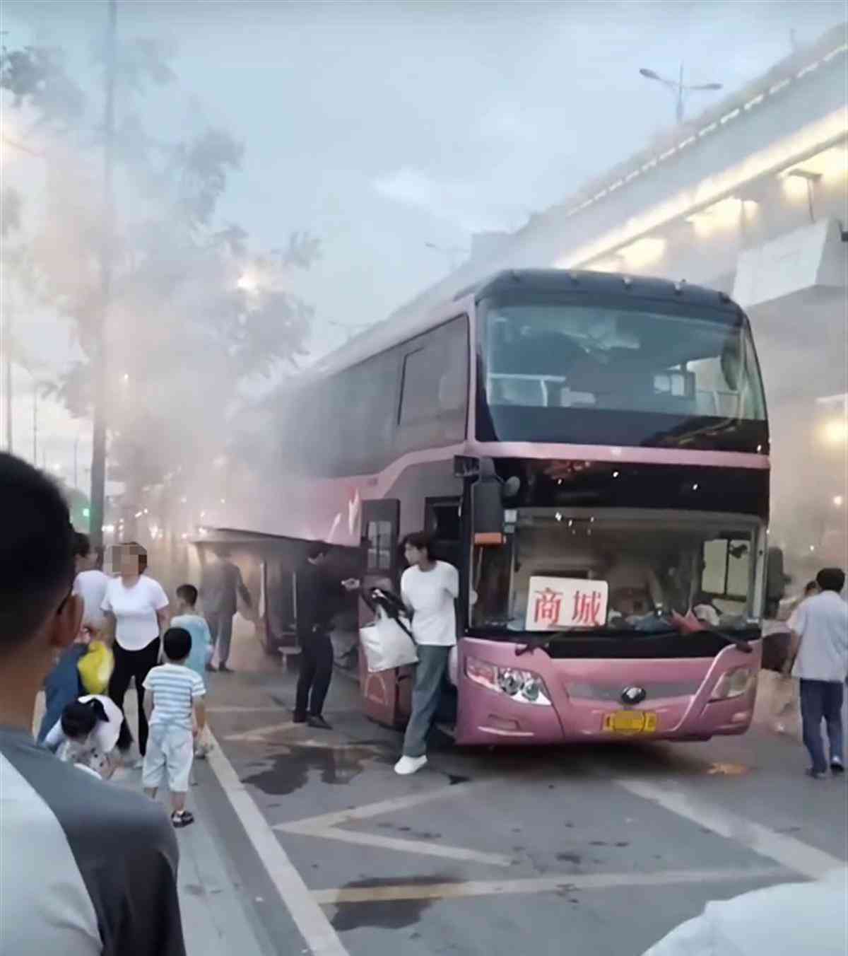  长途客车突发冒烟 乘客紧急疏散