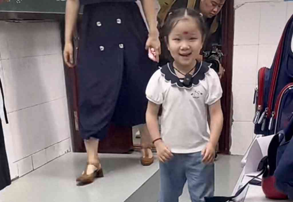 最新社会热议事件，脑瘫女孩豆豆上小学
