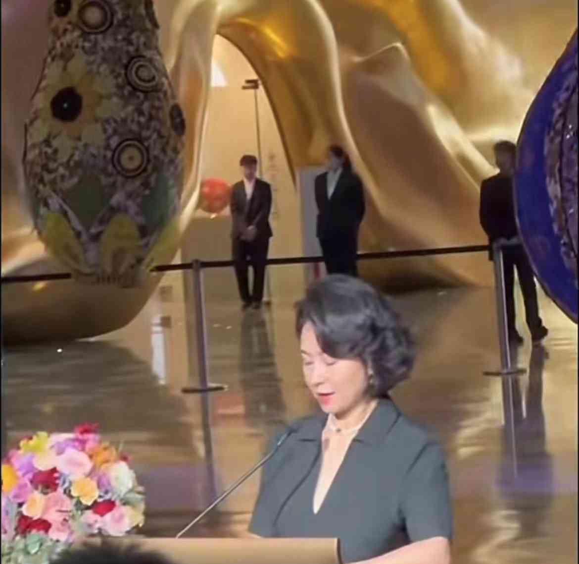 最新曝光 何超琼紧身吊带现身贵州被指不得体