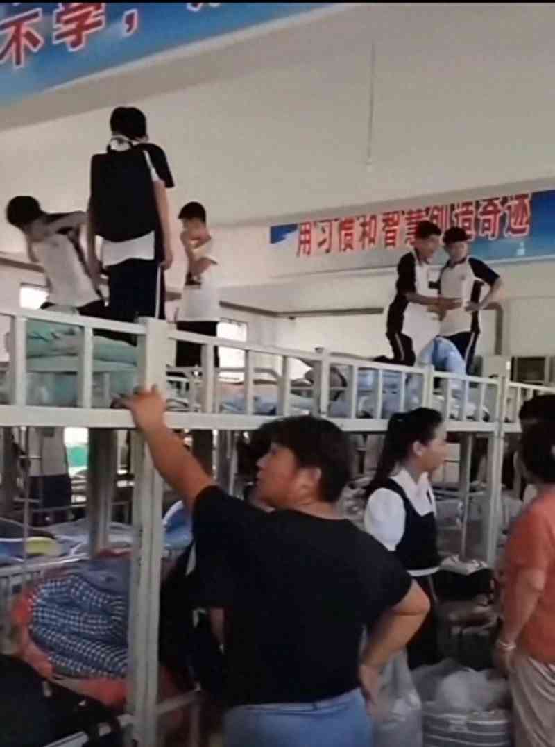 突发事件曝光！学校床铺紧挨无缝隙 学生爬床存隐患
