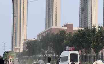  郑州市学生步行泥泞路段引发关注