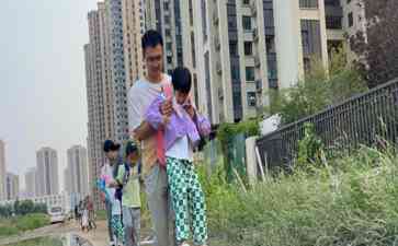  郑州市学生步行泥泞路段引发关注