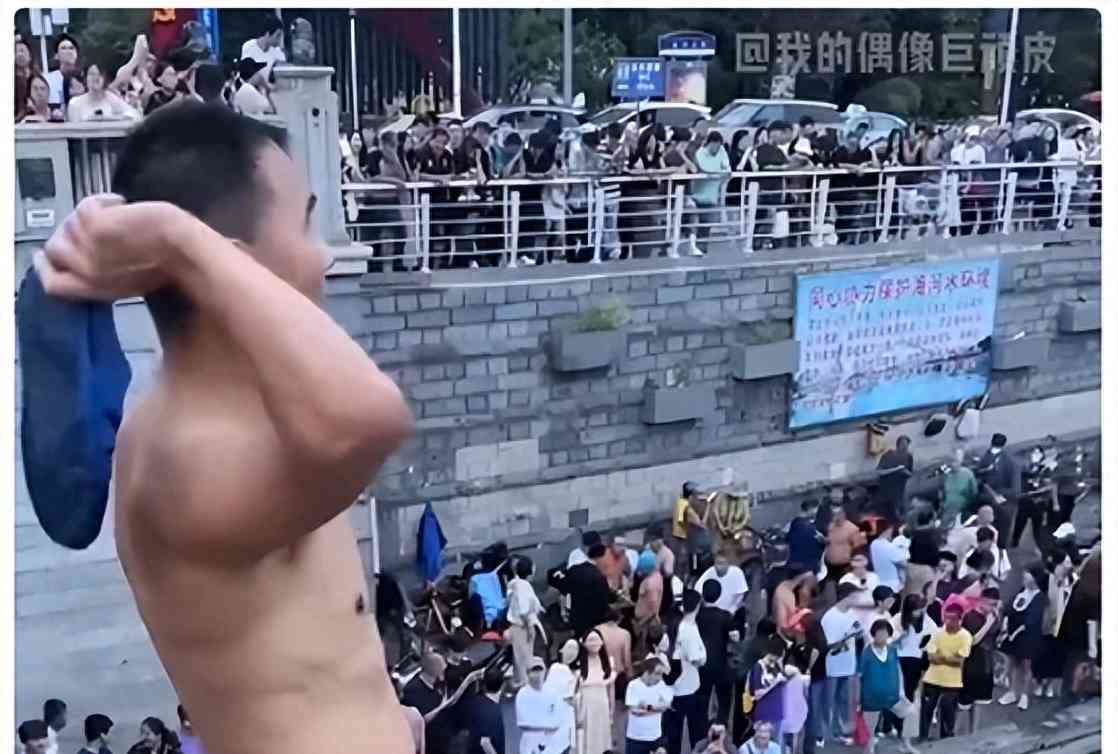 引发广泛讨论的事件！天津大爷集体“跳河”为何火遍全网