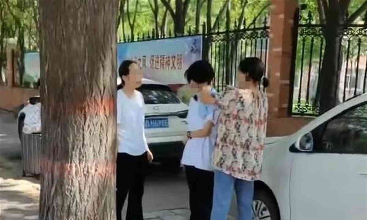 引发广泛关注--中学禁留长发 家长校门口为孩子理发
