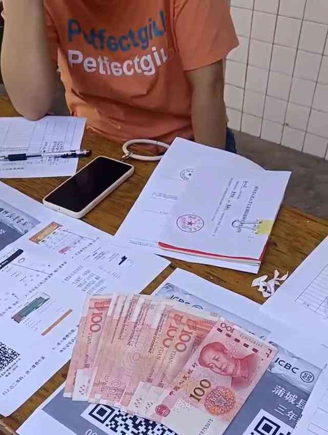  中小学学费现金被拒收，家长们质疑学校违规操作