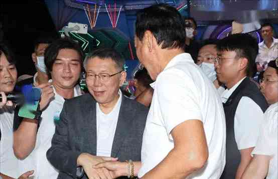 最新事件曝光:郭台铭“硬同框”惹恼柯文哲