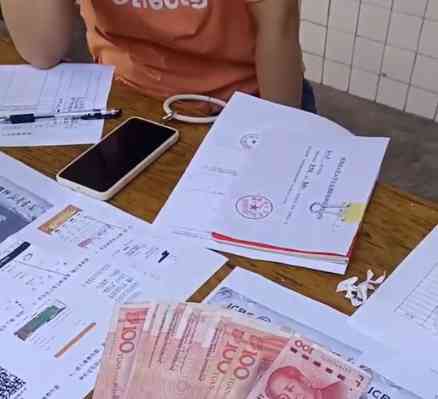 引发广泛讨论的事件--教育局回应家长持现金交费老师不收