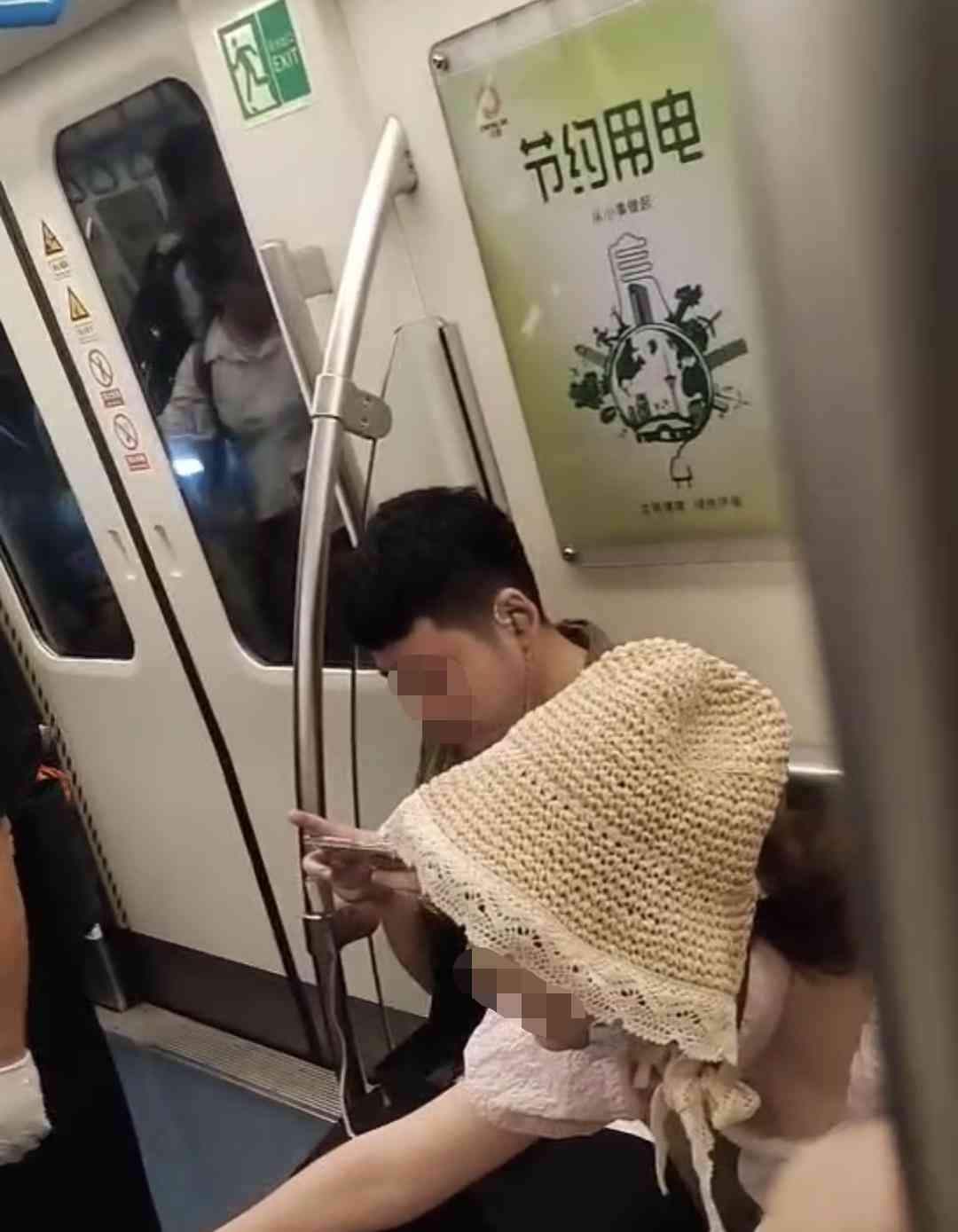  乘客脱鞋观察到男子偷拍 嫌犯起诉女乘客事件现新进展