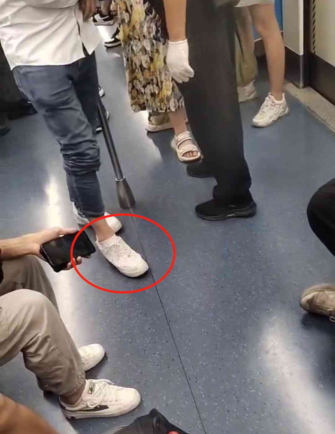  乘客脱鞋观察到男子偷拍 嫌犯起诉女乘客事件现新进展