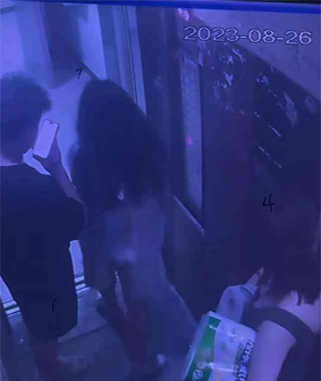  自贡女子牵狗进电梯遭殴打，警方展开调查