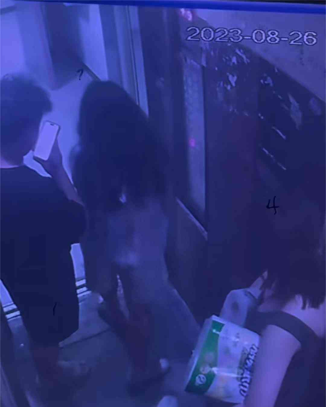 最新内幕曝光：女子牵狗进电梯遭殴打？妇联回应