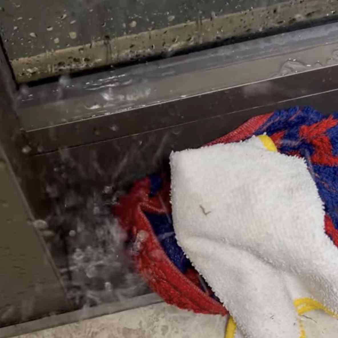 最新爆发事件揭秘。香港多名艺人豪宅因台风受灾