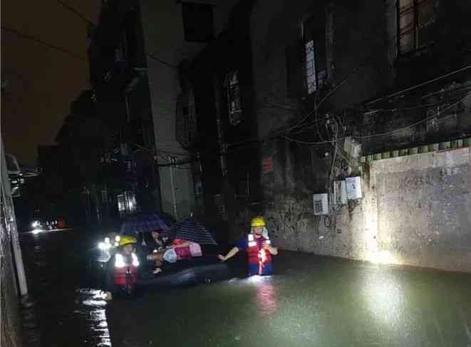  广东多路段倒塌，暴雨导致内涝，消防紧急救援