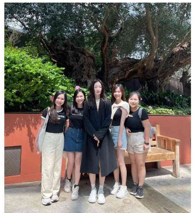 最热焦点事件。周冬雨新加坡被偶遇