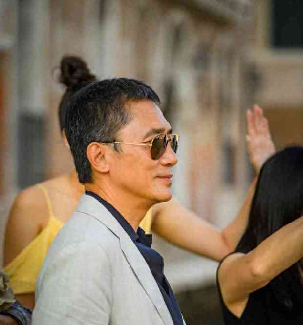 最新社会热议事件--梁朝伟刘嘉玲胡歌威尼斯合影