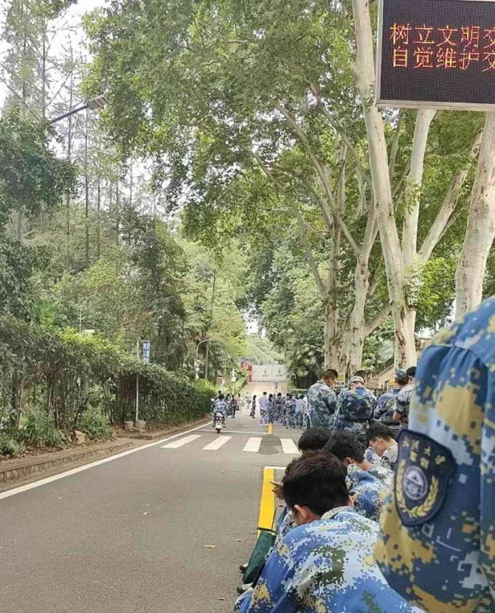  武汉大学新生接受共享电动车骑行培训，引发热议