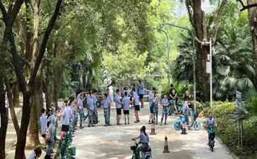  武汉大学新生接受共享电动车骑行培训，引发热议