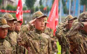  北大新世纪邹城实验学校国防教育军事训练营成功闭营