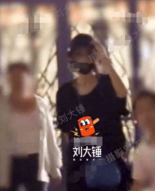 热门事件曝光 张柏芝带三胎儿子外出玩耍