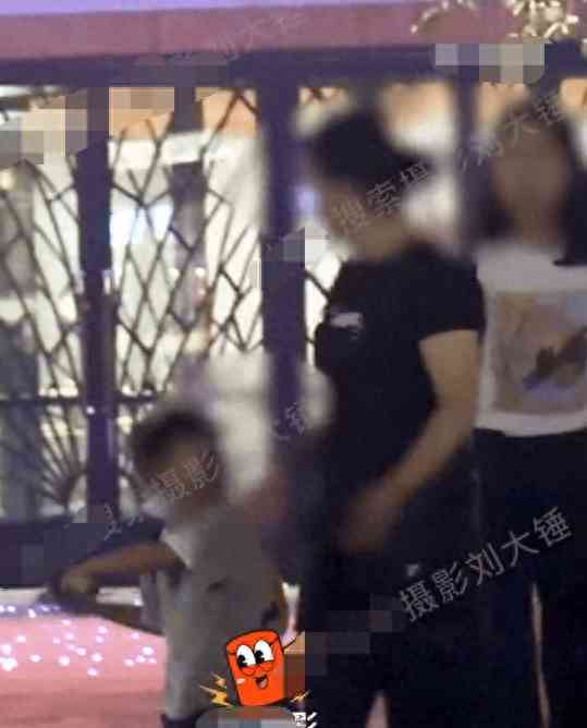 热门事件曝光 张柏芝带三胎儿子外出玩耍