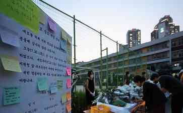  韩国教师自杀事件引发全国教师举行集体追悼活动