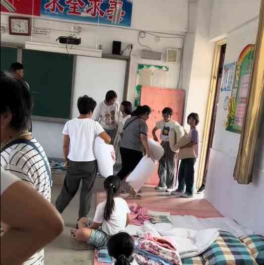  河南卫辉市实验小学学生地铺之争
