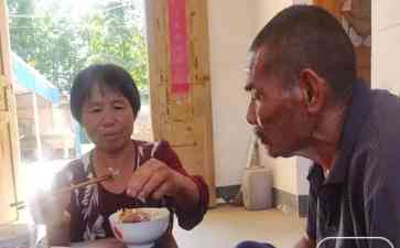  爱心传奇！智障流浪汉26年成为乡村妇女的家人