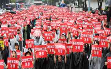 韩国5万教师街头呼吁保护权益,解开小学教师死亡之谜