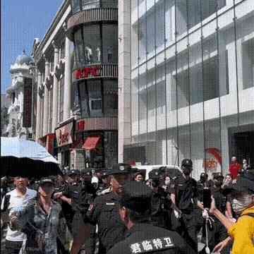  甄子丹道歉：不喜欢“排场”，请不要责备保安！