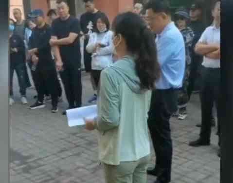  "女干部示范扫地惹争议，追求完美还是过度苛责？"