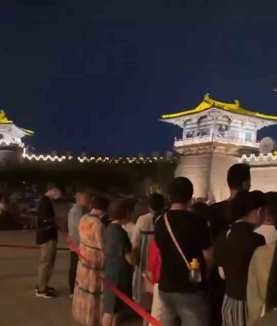  湖北襄阳唐城景区中外游客待遇不公，引发网络热议