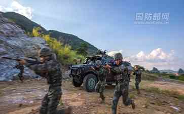  武警特战训练高潮迭起，战士飒爽英姿引人瞩目