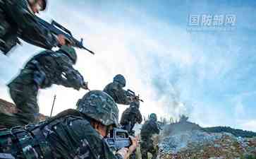  武警特战训练高潮迭起，战士飒爽英姿引人瞩目